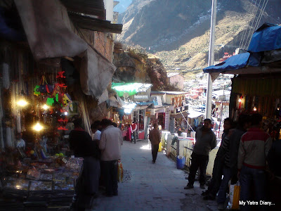 Shops selling trikets and temple ware on the way to the 
Badrinath temple