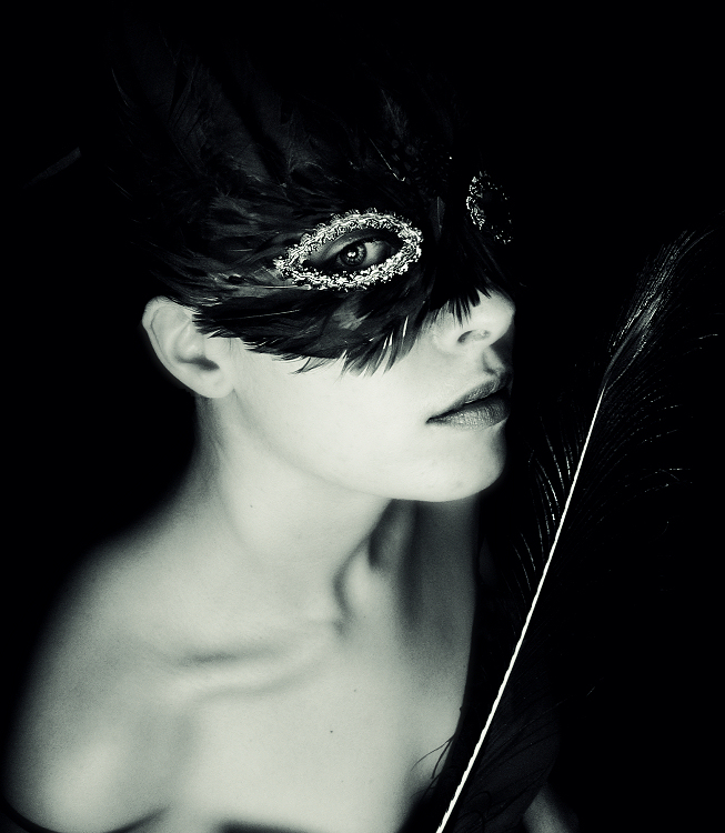 Девушка В Маске Черно Белое Фото