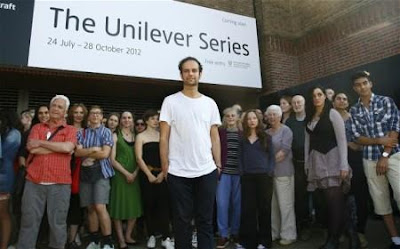 21195843 suicidi chiusure accade di tutto alla mostra di tino sehgal 0