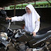 Gadis SMA Berjilbab dan Motor Laki Honda Tiger