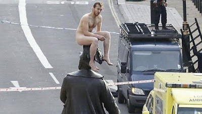 EDAN! Pria Ini Bugil di Atas Patung Raksasa Di London EDAN! Pria Ini Bugil di Atas Patung Raksasa Di London | www.novelremaja.com