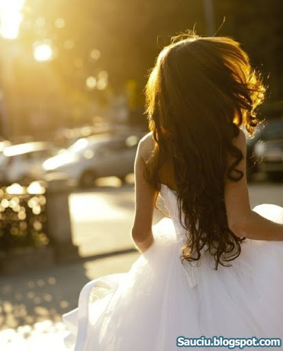 Này chàng trai, bạn yêu cô gái ấy ở điều gì? Này chàng trai, bạn yêu cô gái ấy ở điều gì?