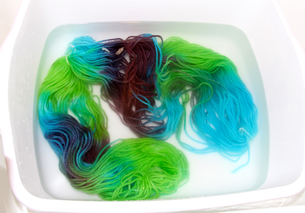 Holly's Arts and Crafts Corner Craft Project Koolaid Dyed Yarn, Part 1Variegated