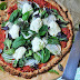 Vegetarische low carb Pizza mit Karfiol-Boden (glutenfrei)