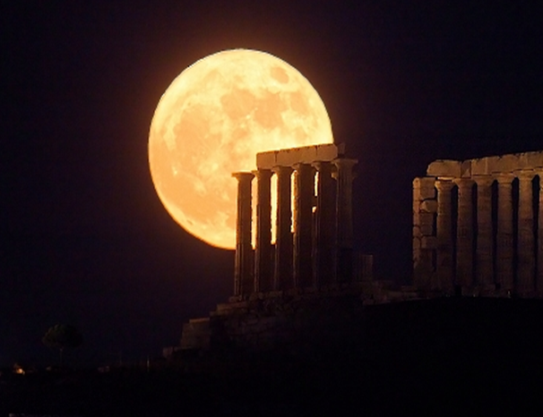 Foto de la luna llena detrás de las ruinas griegas
