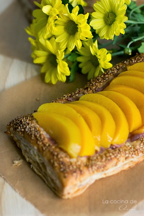 Mini Tarta De Hojaldre Con Melocotón Y Puré De Dátiles
