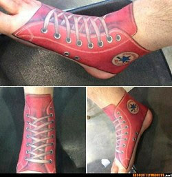 se tatua unos convers rojos en los pies