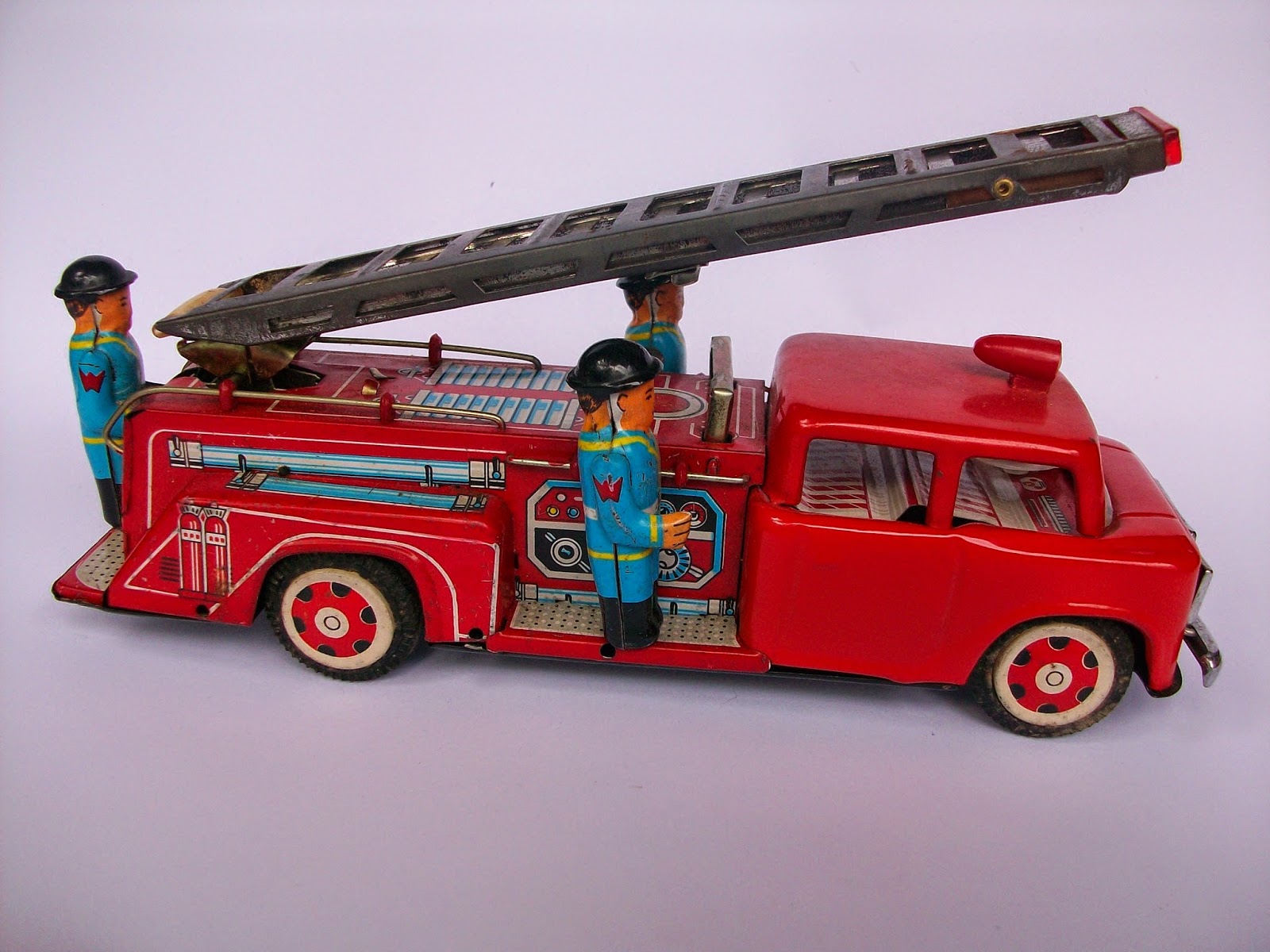 serba vintage tin toys fire truck. mainan era 70an. minat?