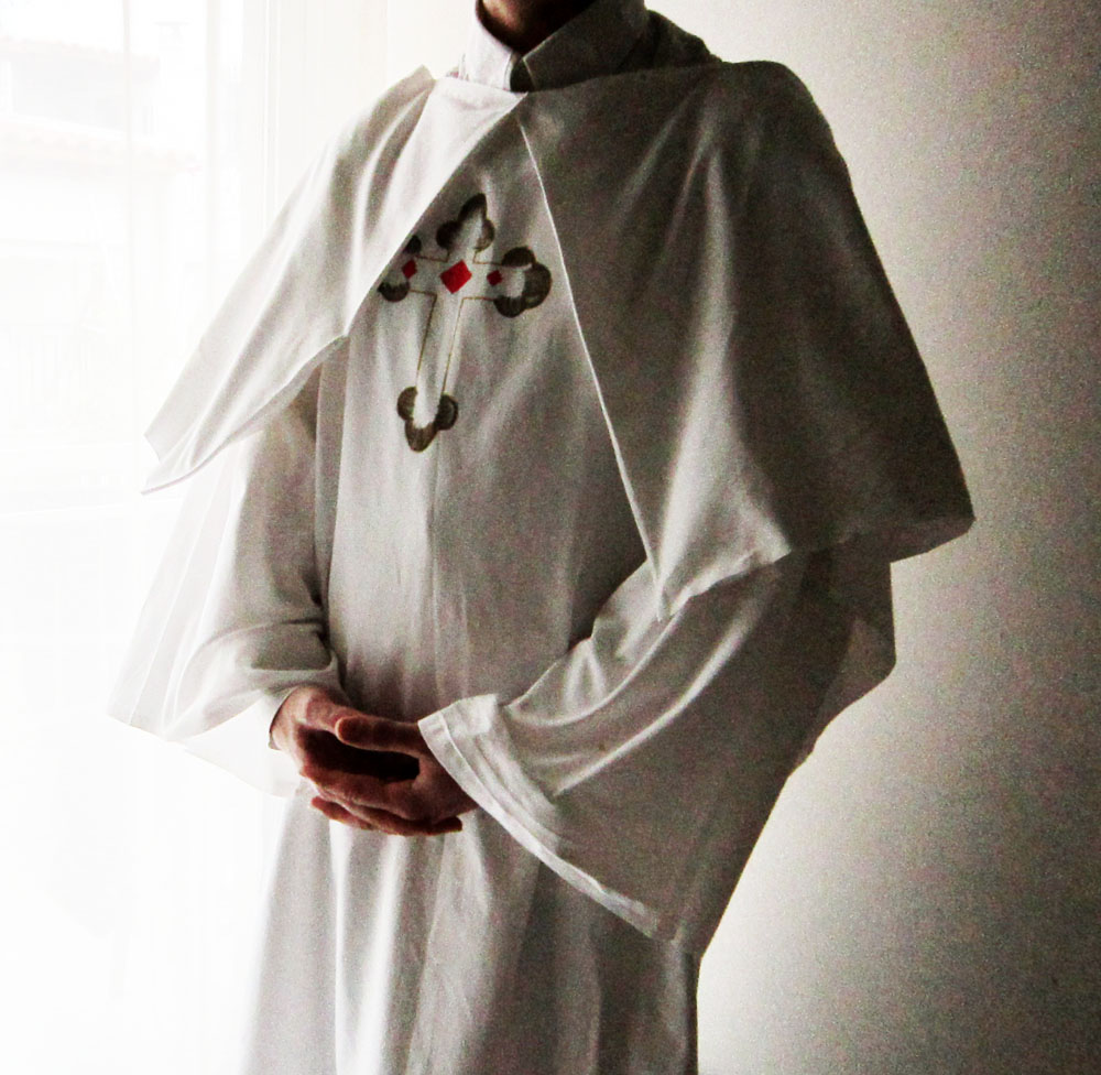 Make a Pope of Rome costume out of a sheet Upcycle project Funny