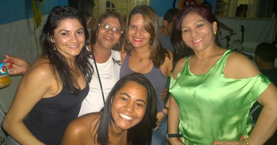 BRENDA E MEG NO BARZINHO COM AMIGAS.