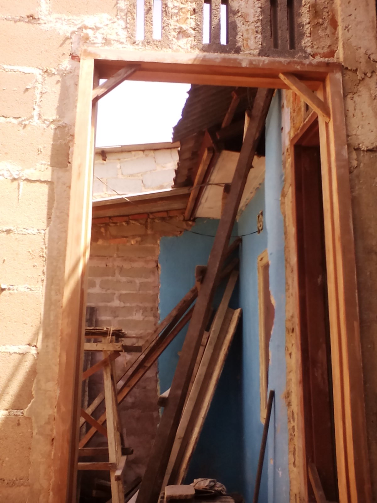 Renovasi Rumah Sederhana Cara memasang kusen kayu