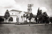 Os bancos da Praça da Matriz ainda em madeira.