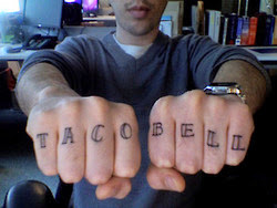 se tatua en los dedos: taco bell