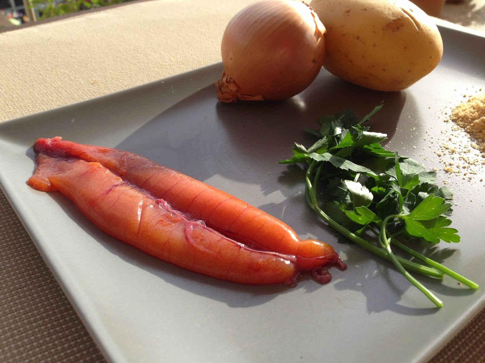 Huevas De Bonito Rebozadas En Cama De Patata Y Cebolla
