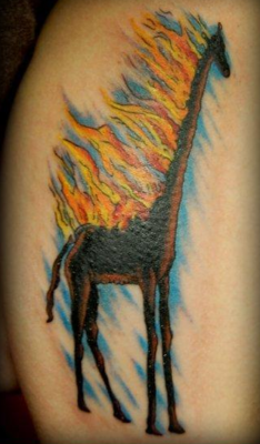 tatuaje de jirafa en llamas