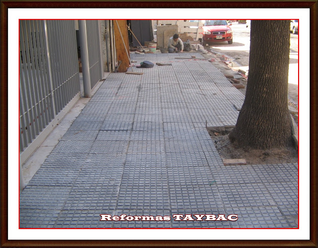 TAYBAC: Colocación de baldosas en vereda