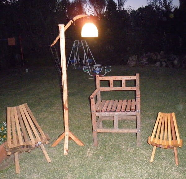 Sillón, lámpara, sillas plegables para adultos y niños