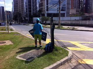 Example of people carrying advertising in São Paulo