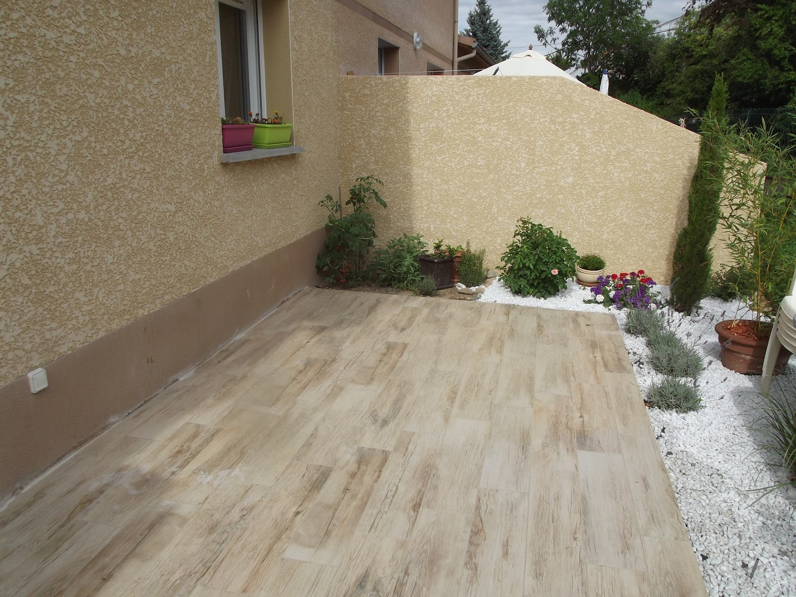 Concept carrelage création: terrasse avec des carreaux ...