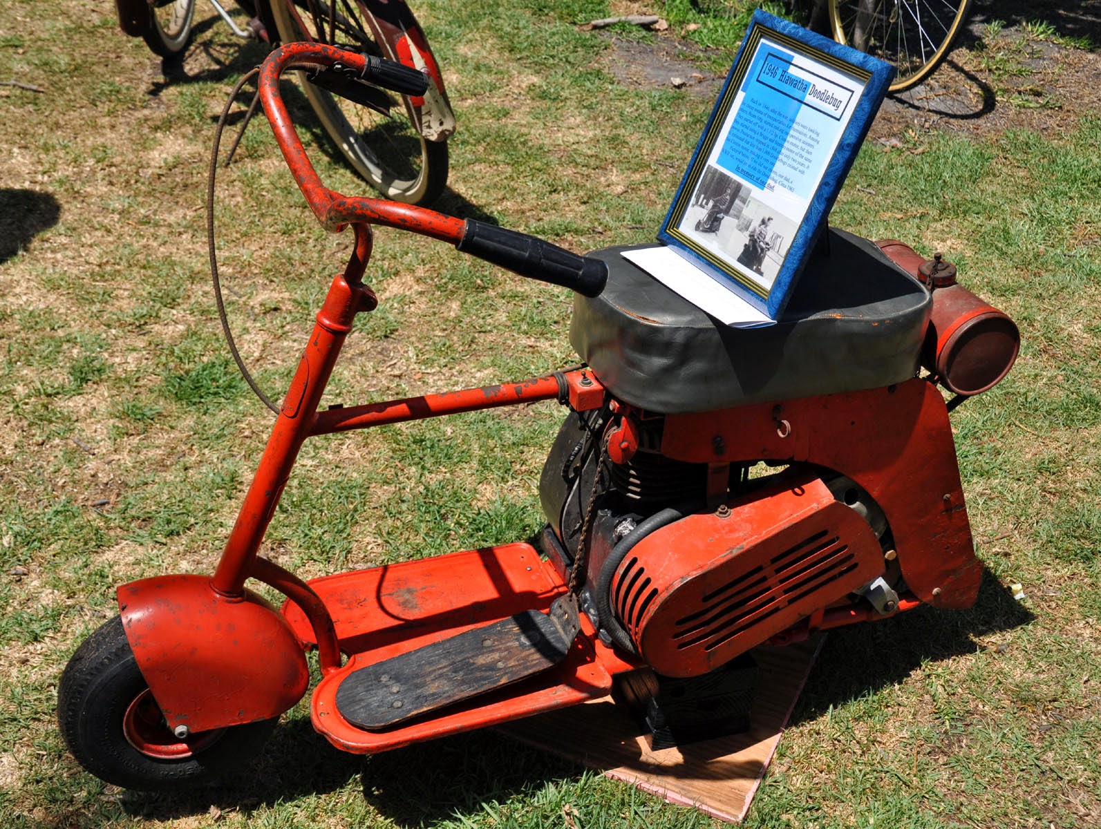 2 little vintage scooters at the Huntington Beach concours, a '46