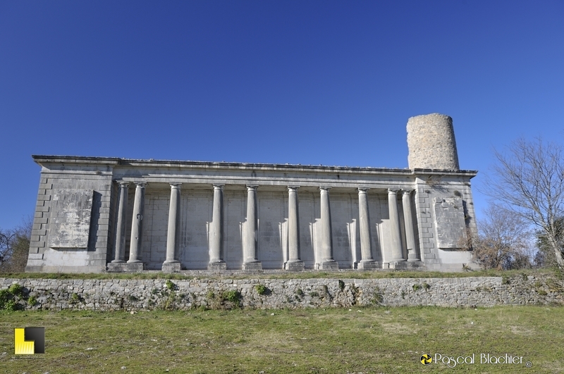 les colonnes du chateau de tournes photo pascal blachier