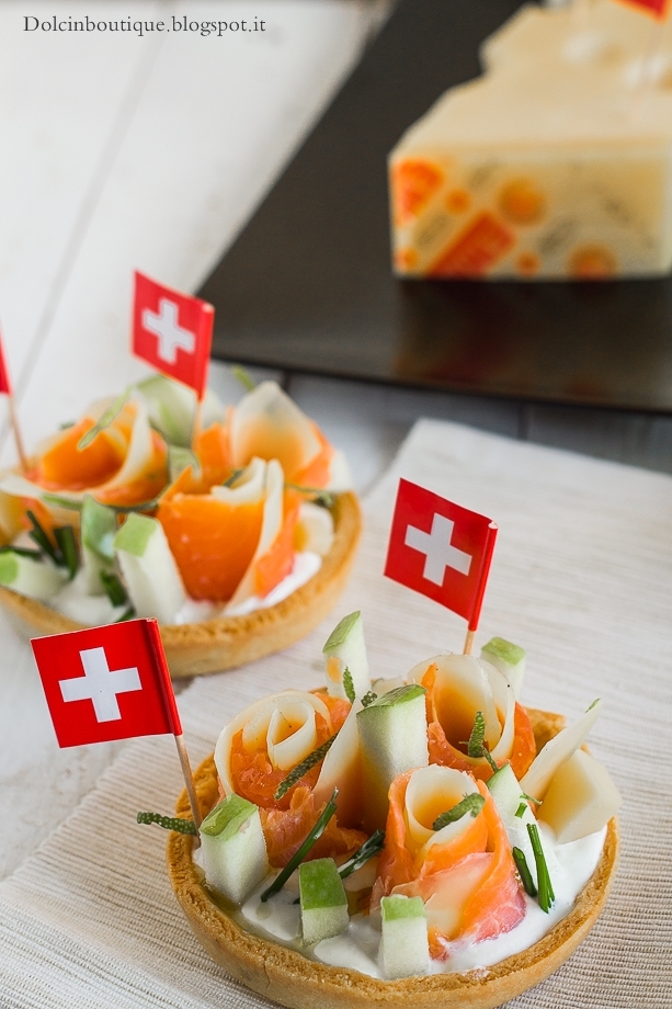 Tartellette salate all'emmentaler, crème fraiche e salmone