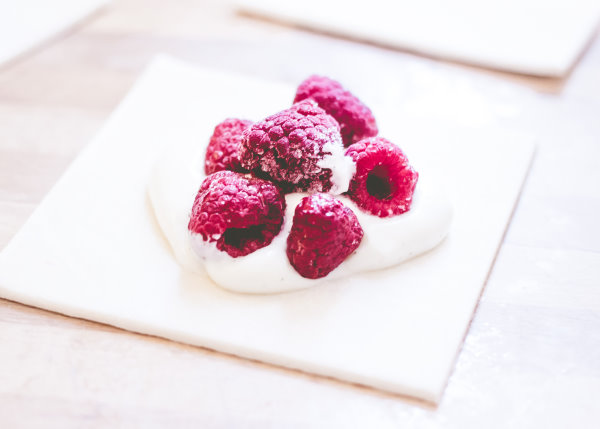 Himbeeren auf Blätterteig: Selbstgemachte Teilchen Himbeeren auf Blätterteig: Selbstgemachte Teilchen