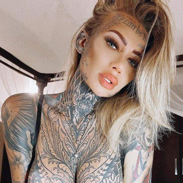 Татуированная Джоанна Ангел показала стрим в душе