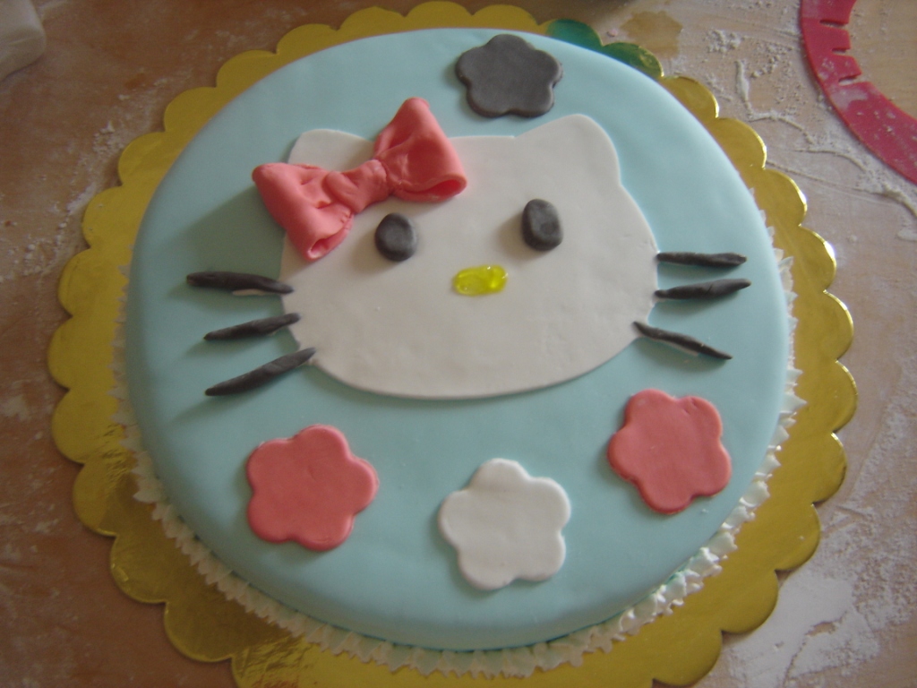 Apprendista mamma Ricoprire una torta con pasta di zucchero in modo