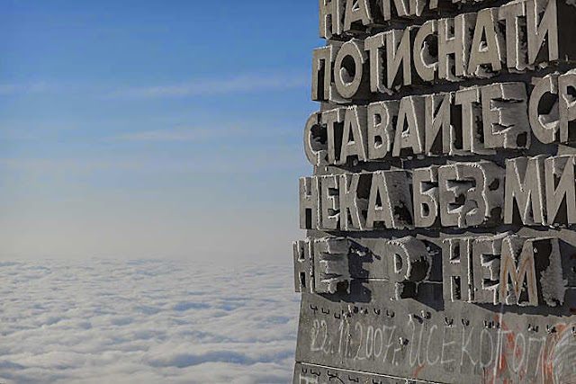 Monumento Buzludzha forma OVNI sovietico edificio