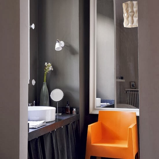 Baños en color naranja y gris - Colores en Casa