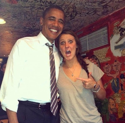 la chica con cara graciosa con obama en un bar