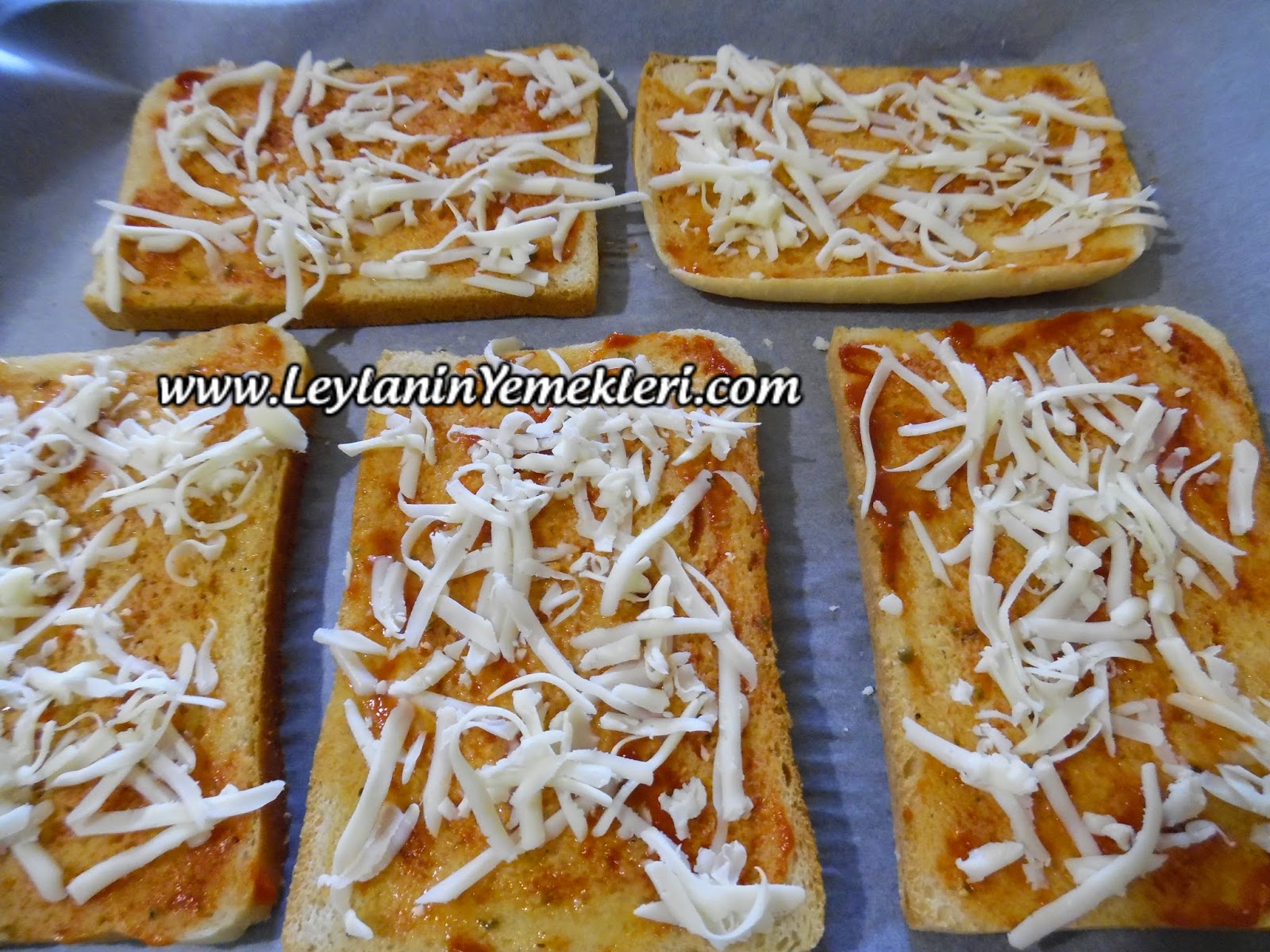 Tost Ekmeği ile Pratik Pizza Tarifi Yemek Tarifleri