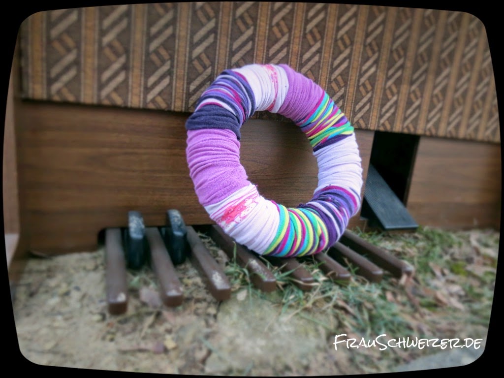 DIY: einen tollen einfachen Strumpfhosenkranz basteln 2 DIY: einen tollen einfachen Strumpfhosenkranz basteln 2