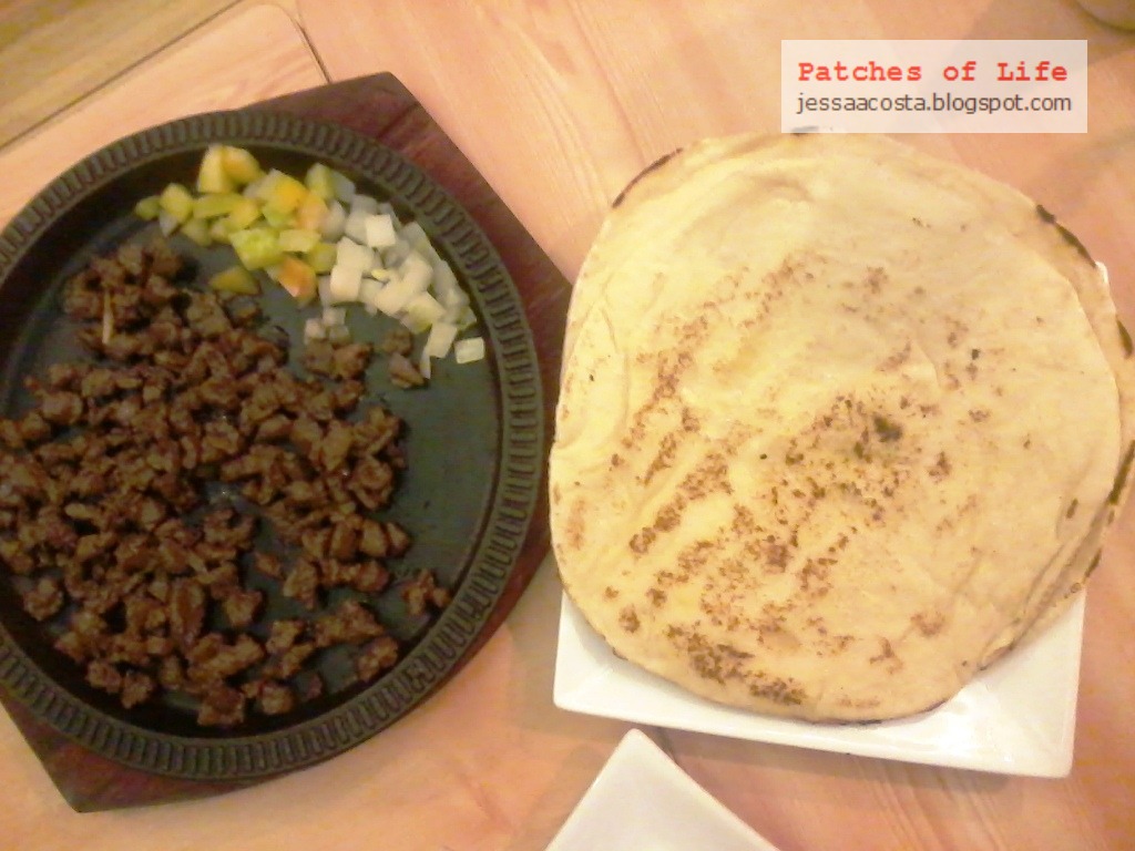 Mazza Shawarma Grilled Pita with GarlicCurry Dip, Sizzling Beef