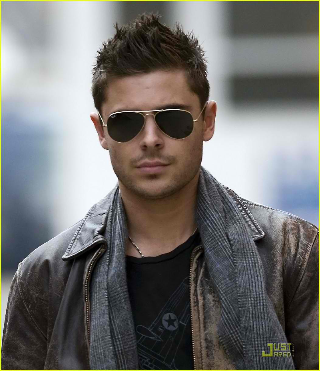 http://1.bp.blogspot.com/-48AXrlinMrg/TW-EWG5juZI/AAAAAAAABTA/FSqOToFSiXg/s1600/zac-efron-fan-friendly-04.jpg