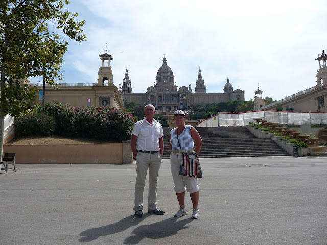 За спиной - Национальный Дворец Каталонии в Барселоне За спиной - Национальный Дворец Каталонии в Барселоне