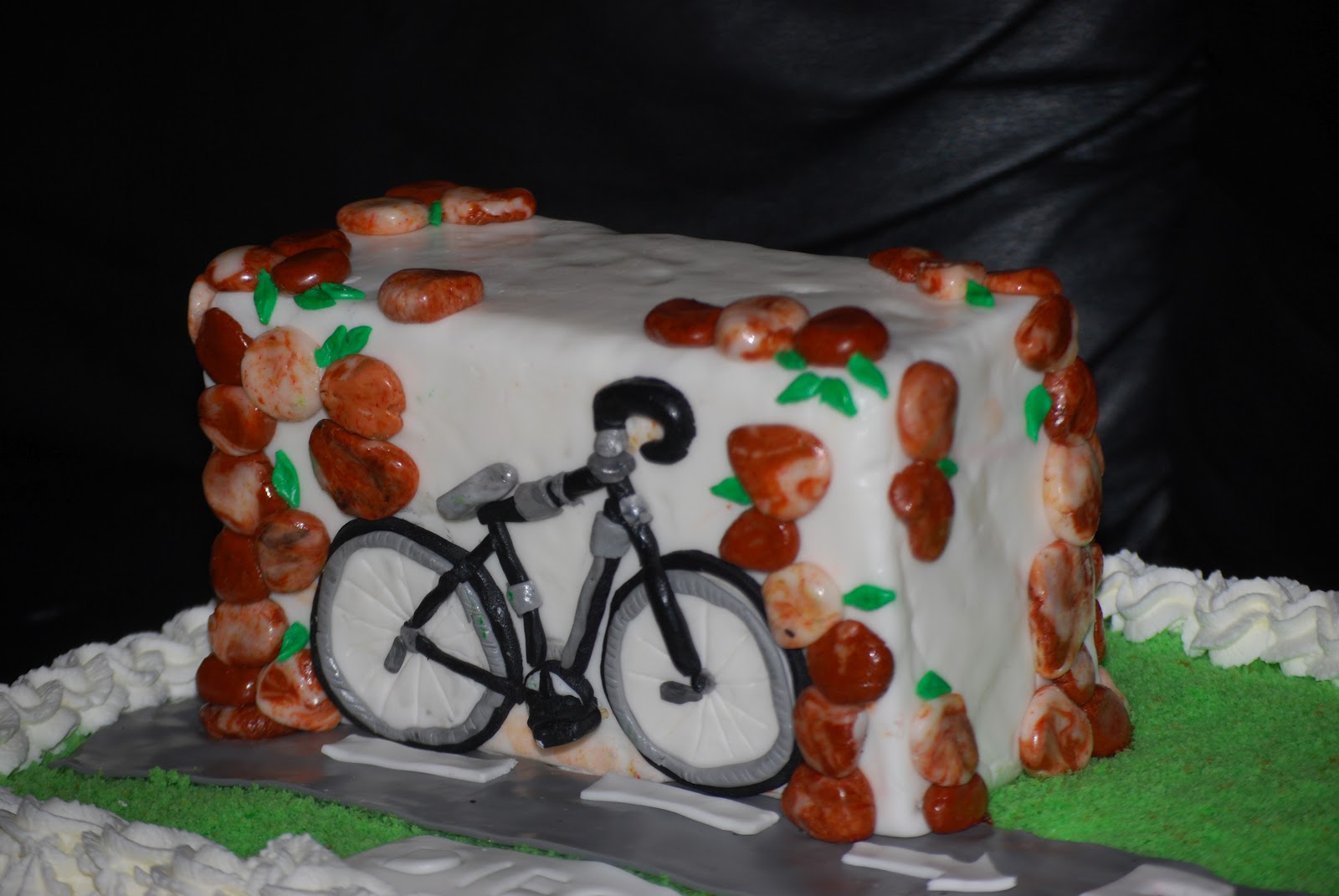 TORTA PER CICLISTA BICI IN PASTA DI ZUCCHERO da il gironedeigolosi su