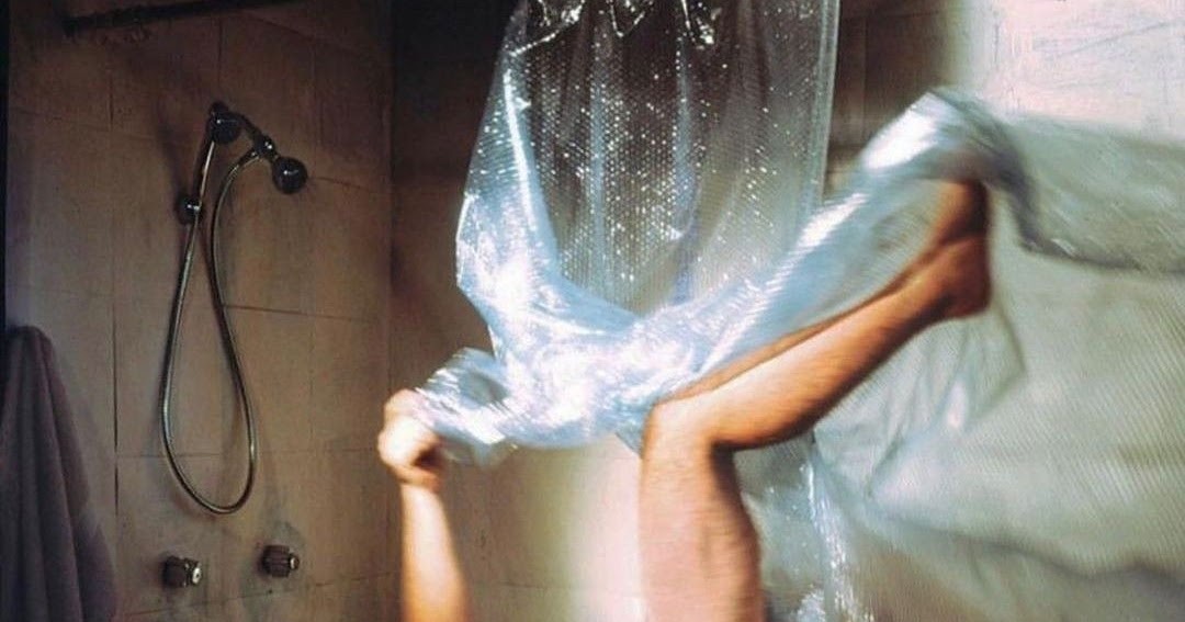 Подружки принимают душ в ванной комнате