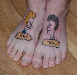 tatuaje de beabis and butt-head en los pies