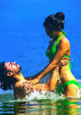 Photo Hot Mesra Seksi Bikini Mouni Roy bersama mantan Pacarnya di kolam Artis Pemeran Dewi Sati di Mahadewa Photo Hot Mesra Seksi Bikini Mouni Roy bersama mantan Pacarnya di kolam Artis Pemeran Dewi Sati di Mahadewa