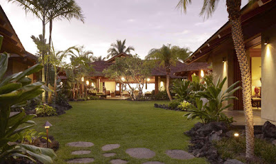 Tropical Classic Hwaiian House Courtyard