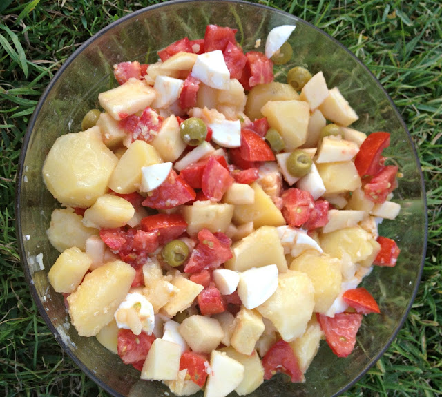 Ensalada De Patata Tomate, Aceitunas, Manzana Y Huevo

