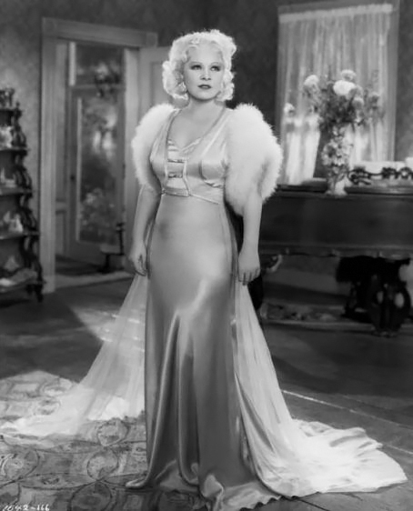 http://1.bp.blogspot.com/-4EpHMLrWlKk/UPH_q2gLQ7I/AAAAAAAACG8/pFF-Lv9o1AY/s1600/Mae-West-classic-movies-16781810-454-562.jpg