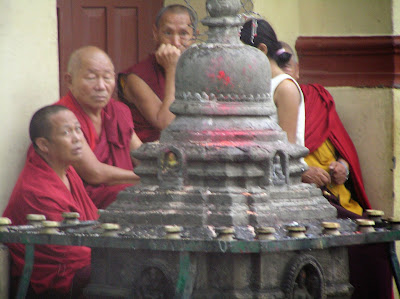 Nepal, Swayambhunath Stupa in Kathmandu   by E.V.Pita (2006)  http://picturesplanetbyevpita.blogspot.com/2015/05/nepal-swayambhunath-stupa-in-kathmandu.html   Estupa de Swayambhunath en Katmandú  por E.V.Pita (2006)