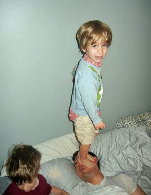 Früh am Morgen aufstehen - Papa mit Kind witzige Humor Bilder Früh am Morgen aufstehen - Papa mit Kind witzige Humor Bilder