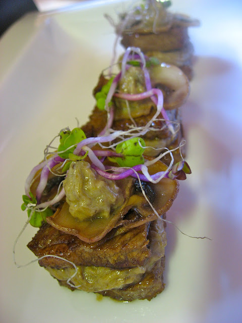 Filete Con Salsa De Champiñones, En Soja Y Pedro Ximenez 
