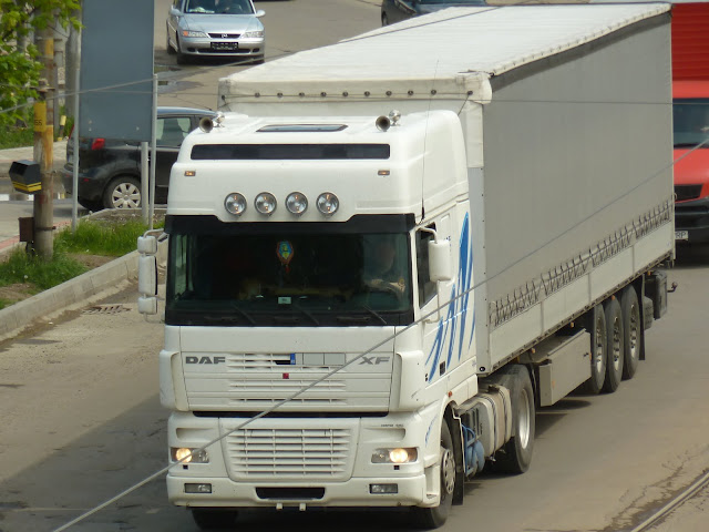 DAF XF 4x2 Truck White + Gray Curtain Trailer