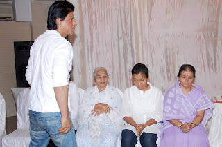 SRK at the prayer meeting of Ravindra Indulkar