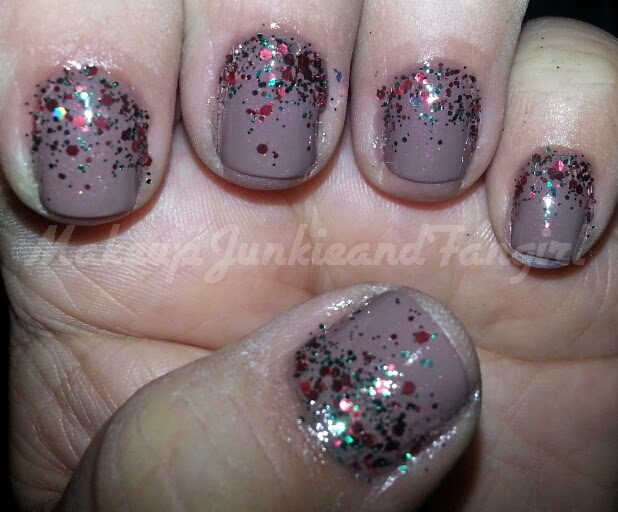 Makeup Junkie and Fangirl Christmas Mani 1 Glitter Gradient